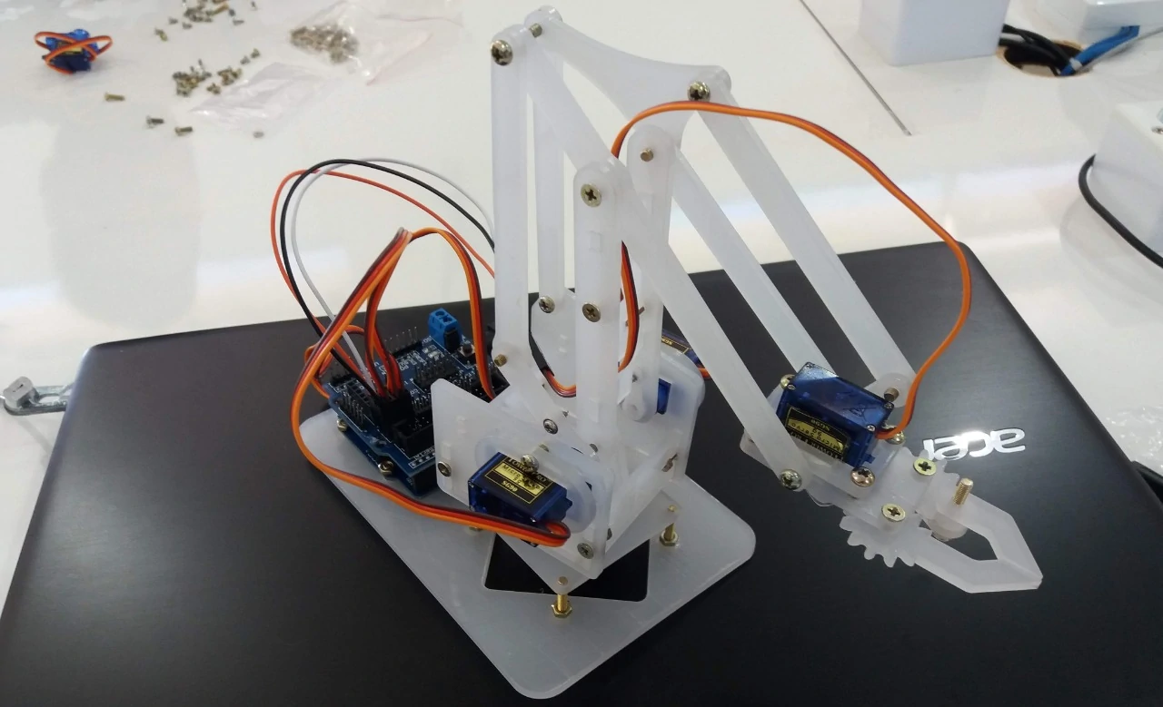 Braço robótico controlado por Arduino